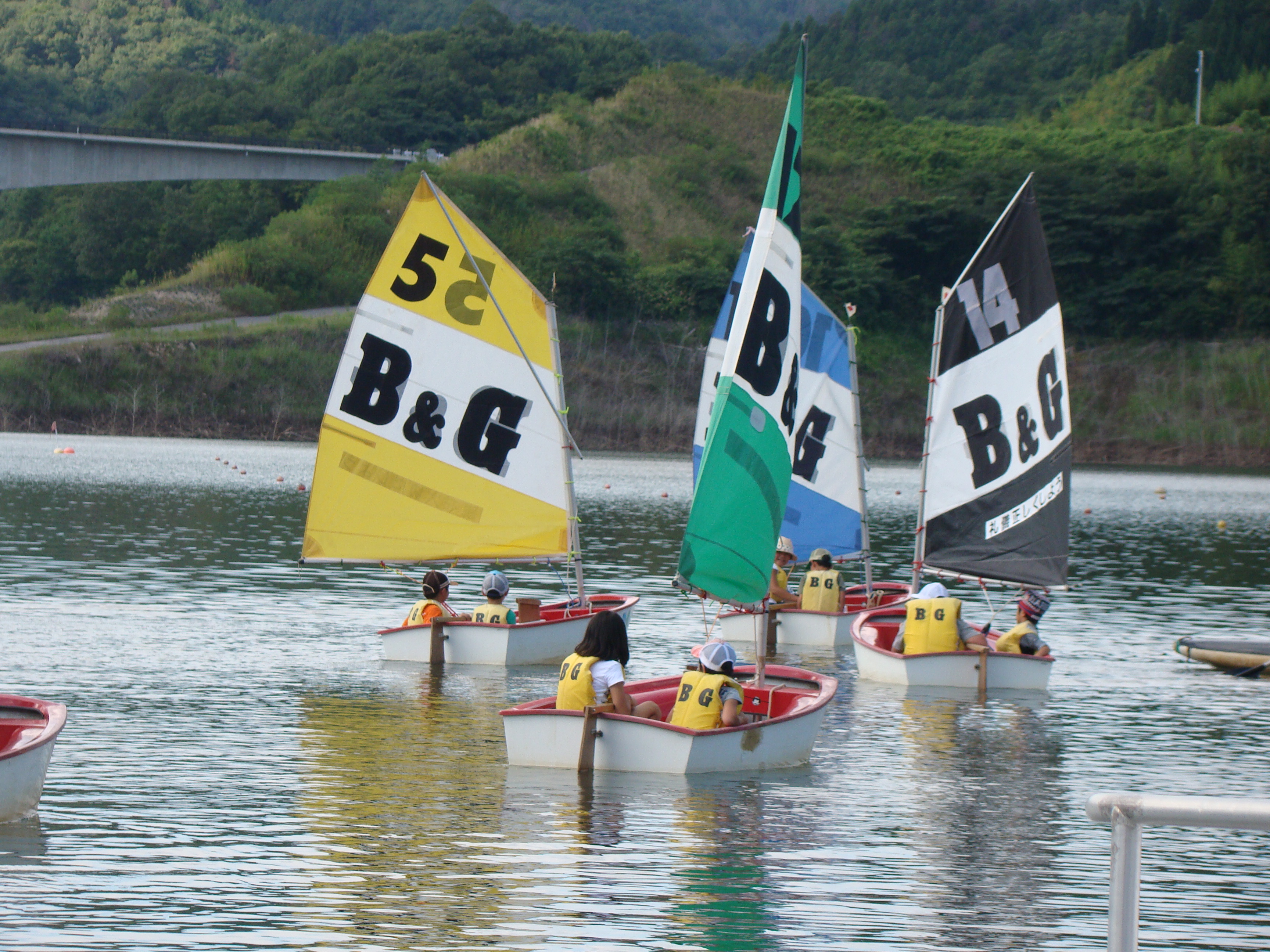 さくらおろち湖でヨットに挑戦する写真