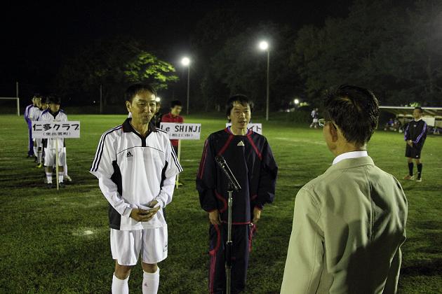 選手宣誓する山根選手（右）と松島選手（左）の写真