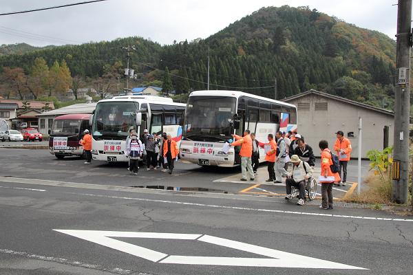 バス3台に乗って広域避難する写真