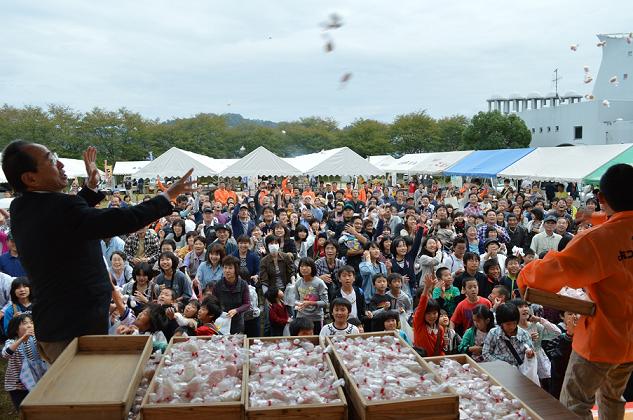 祭りのオープニングイベント「餅まき」の写真