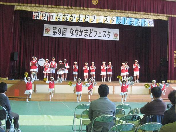 吉田小学校児童による鼓笛隊の写真