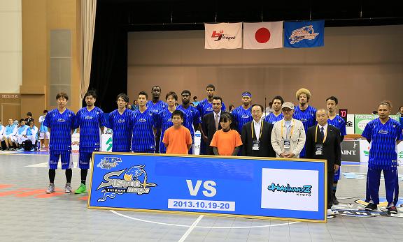 試合前、島根スサノオマジックの選手のみなさんの記念撮影の写真