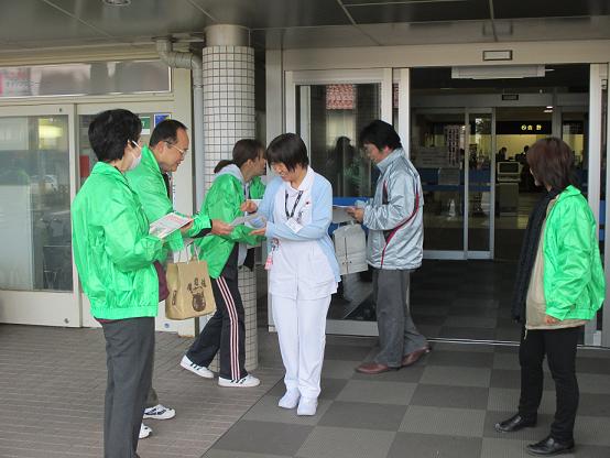 訓練終了後、雲南市立病院前でのPR活動の様子の写真