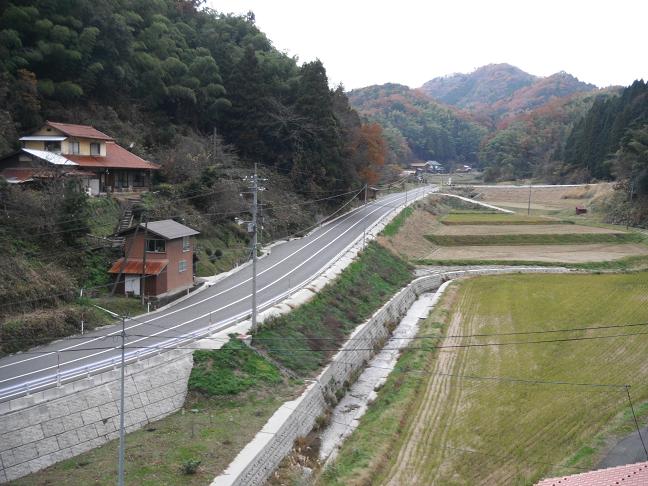 2車線改良された上小河内工区の写真