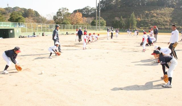 DAN-DAN選手から守備の指導を受ける子どもたちの写真