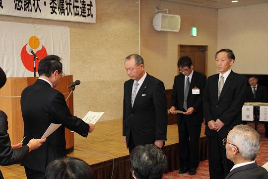 新たに委嘱された民生委員、主任児童委員に速水市長が委嘱状を手渡す写真