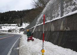 自治体による国道54号の歩道除雪の写真