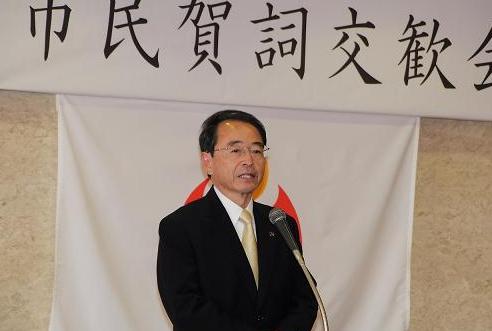 平成26年雲南市民賀詞交歓会であいさつする速水市長の写真