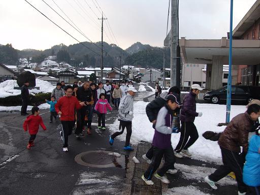 掛谷体育館をスタートする写真