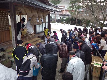 ゴールの狭長神社でお祓いを受ける写真