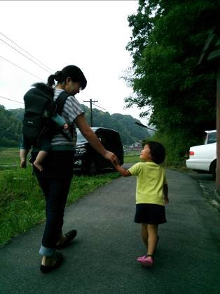 チャレンジデー2013から　親子での散歩の風景