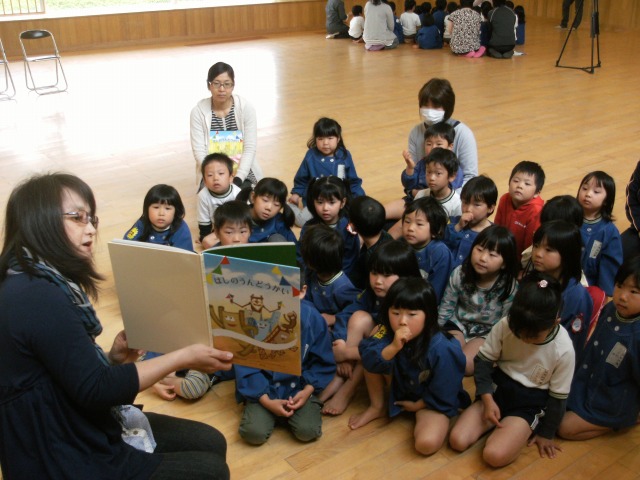 加茂幼児園での読みかたりの様子