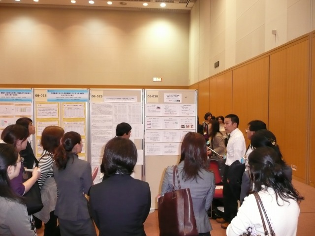 ポスター形式の学会発表の様子（ポスターの右前が筆者）