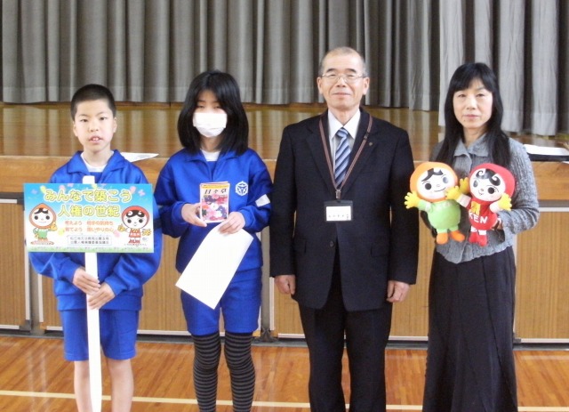 出雲人権擁護委員協議会から鍋山小学校へ花の種が送られました。