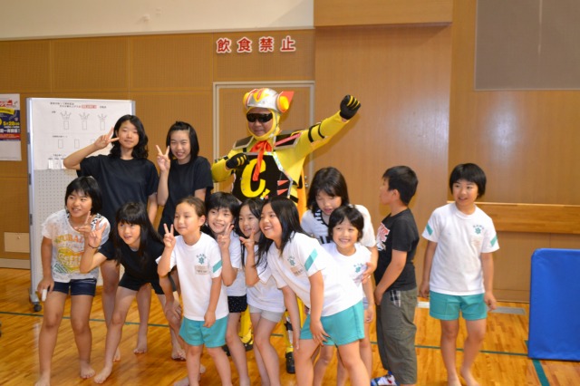 チャレンジマンとふれあう子どもたち（空き缶積上げ大会）