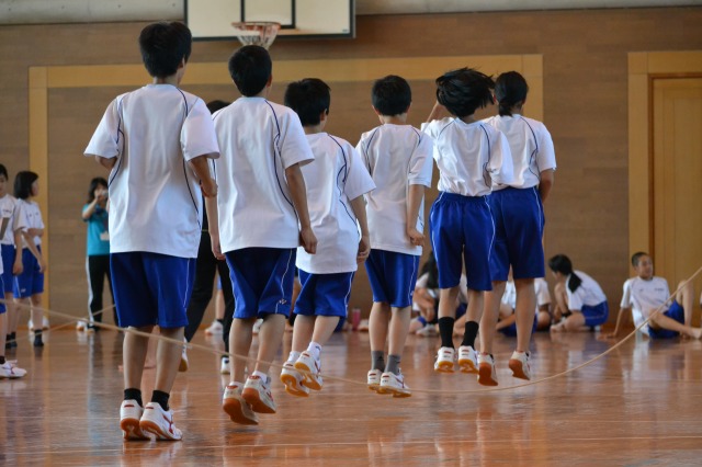加茂中学校でロープジャンプをする生徒たち