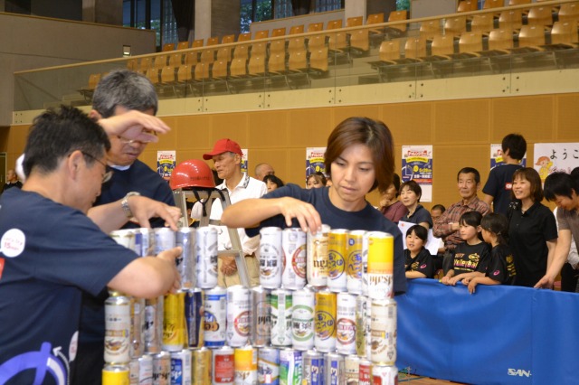 チャレンジデー大使　長崎宏子さんが空き缶積上げにチャレンジ