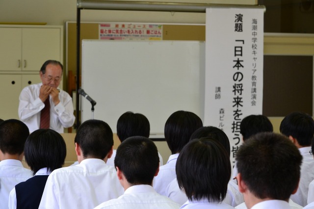 ハーモニカで校歌を演奏する苅田さんと海潮中学校の生徒たち