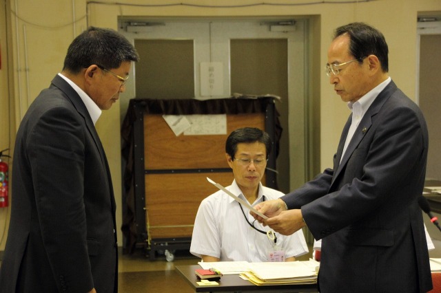 深田委員へ委嘱状を交付する速水市長
