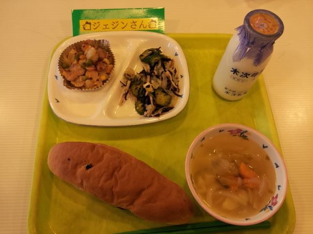 吉田小学校での給食