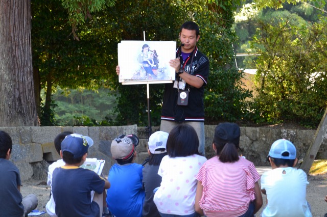 紙芝居「やまたのおろち」の読み語りの様子