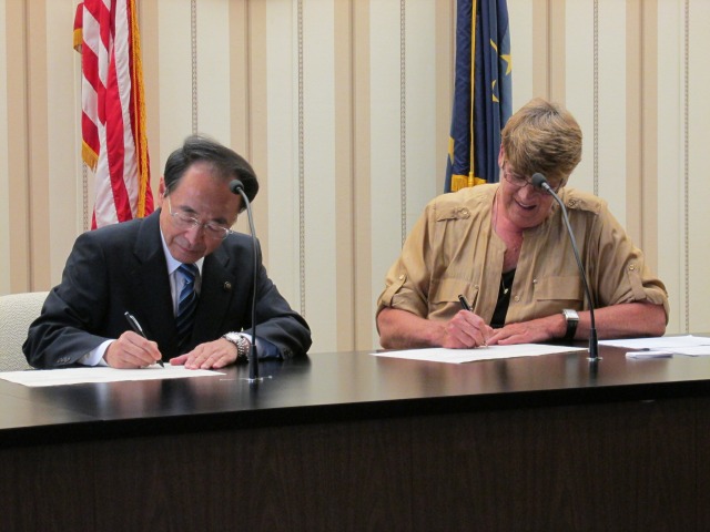リッチモンド市の皆さんが見守る中、調印書にサインする速水市長とサリー市長