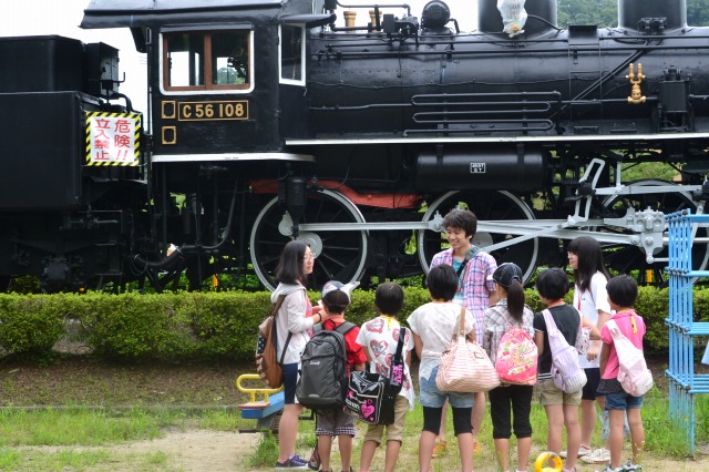 ＳＬ見学で説明する高校生と参加した小学生たち