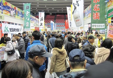 多くの来場者で賑わう写真