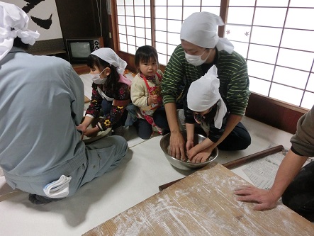 お父さんとそば打ちを手伝う写真