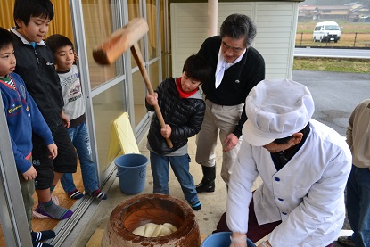 豆まきの後、みんなで餅つきをする写真