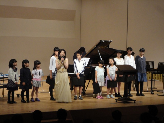 仲道さんと子どもたちの共演の様子