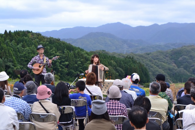 演奏するかとうさんと大森さん