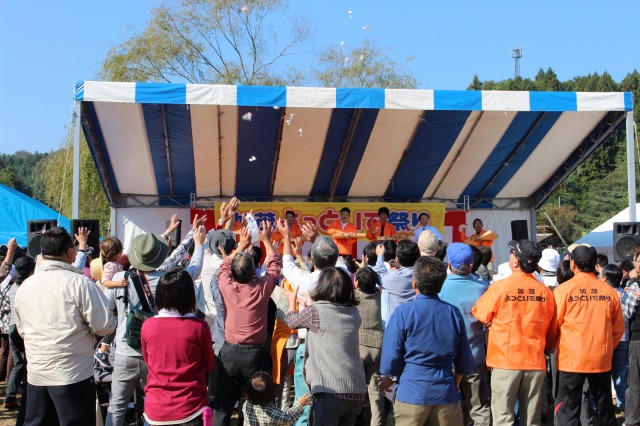 祭りのオープニングイベント「餅まき」