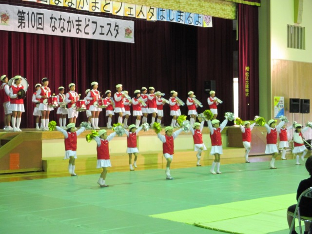 吉田小学校児童による鼓笛隊の演奏