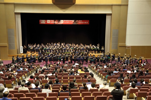 地元中学校吹奏楽部による「雲南市の歌」合同演奏