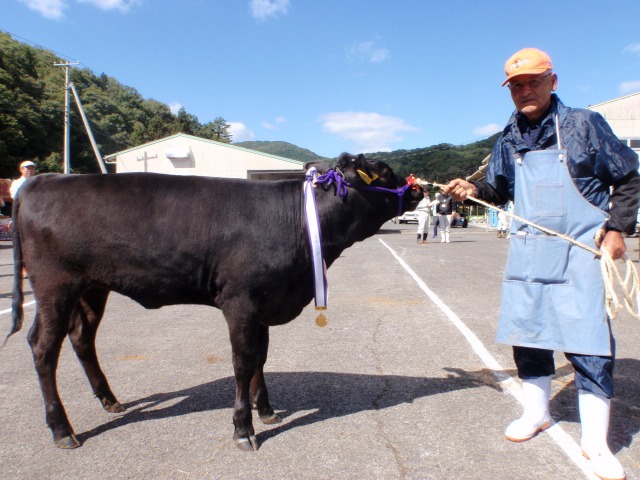 特選賞首席を受賞した安井辰雄さんと「しげはな」号