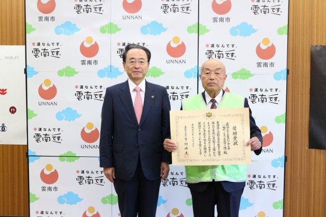 伝達式の様子（速水市長と山本代表）