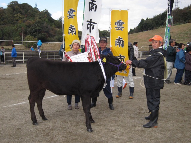 優秀賞首席を受賞した宮食愛伯さんと「ひとみ14の4」号