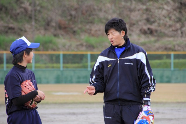 指導する上野選手