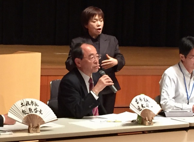 兵庫県朝来市で行われた「第4回地域に飛び出す公務員を応援する首長連合サミット」で、雲南市の地域自主組織の取り組みについて語る速水市長