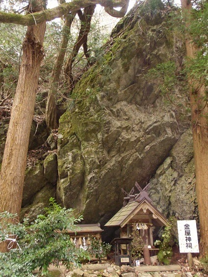 高殿の下手に鎮座する金屋子祠（左は元山祠）