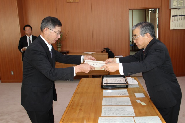 溝口県知事から表彰を受け取る木村代表