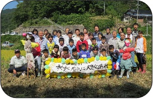 稲刈りの後　地域の皆さんと一緒に記念写真