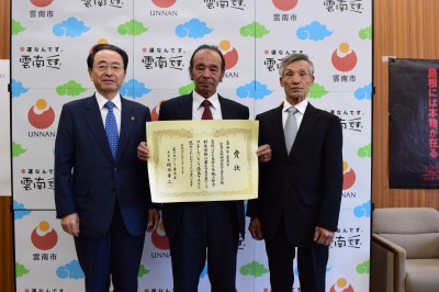 速水市長へ受賞を報告された高島委員長（写真中央）と高木(たかき)事務局長（写真右）