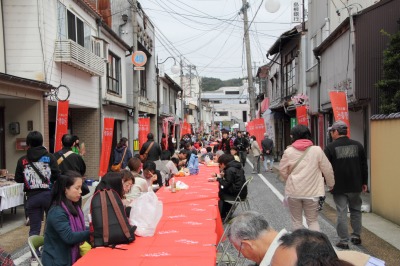 木次町商店街で行った雲南食堂名物のロングテーブル