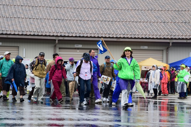 雨の中、元気よくスタート