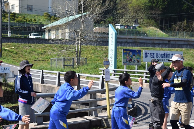 沿道で声援を送る三沢小学校の児童たち