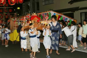 町を練り歩く七夕行列