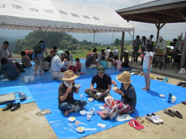 棚田を展望しながら昼食