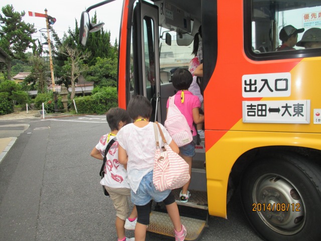 市民バスを利用する子どもたち